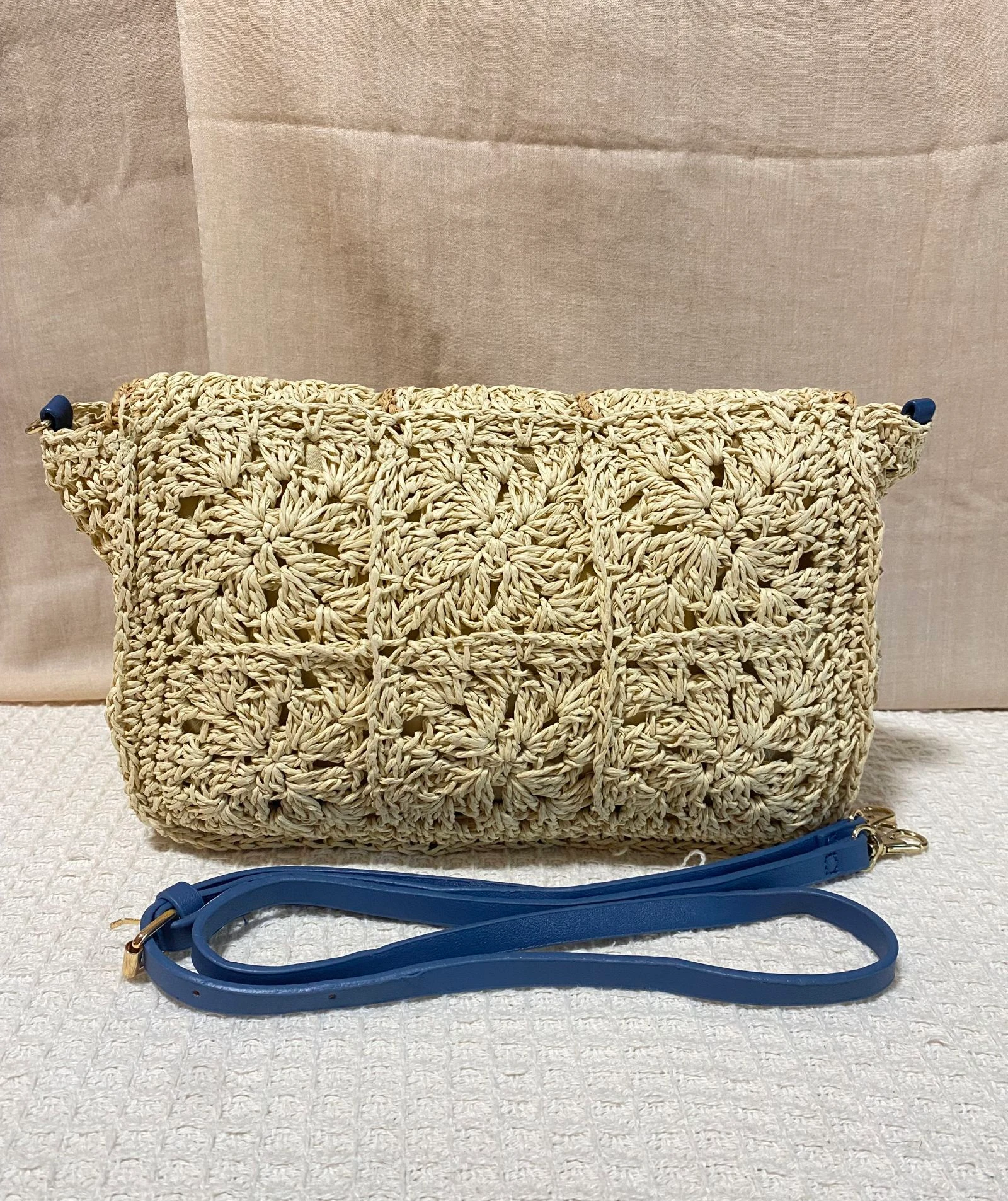 Strandtas van rotan met blauwe band – photo 2